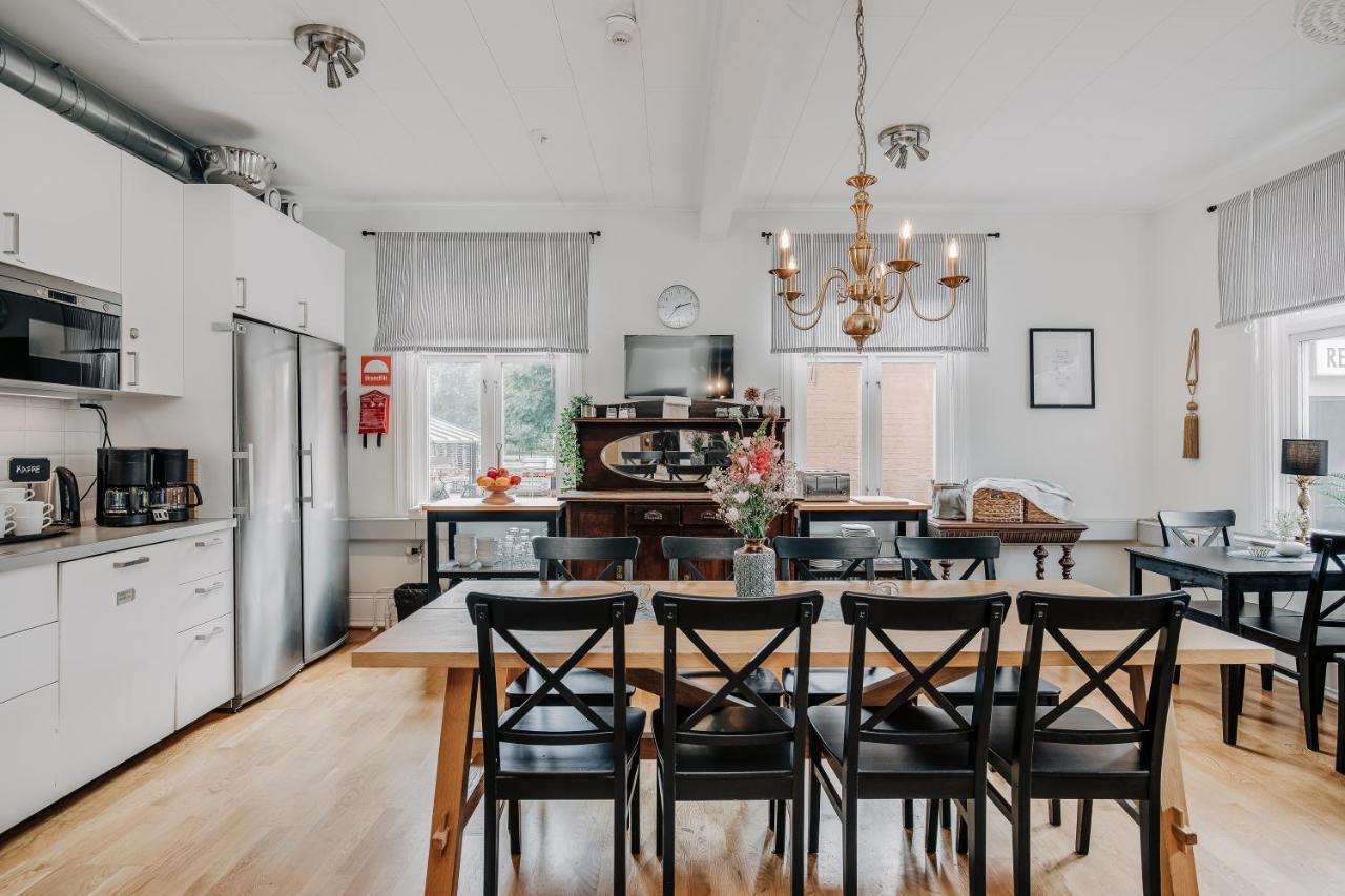 Jaernvaegshotellet B&B Skara Esterno foto