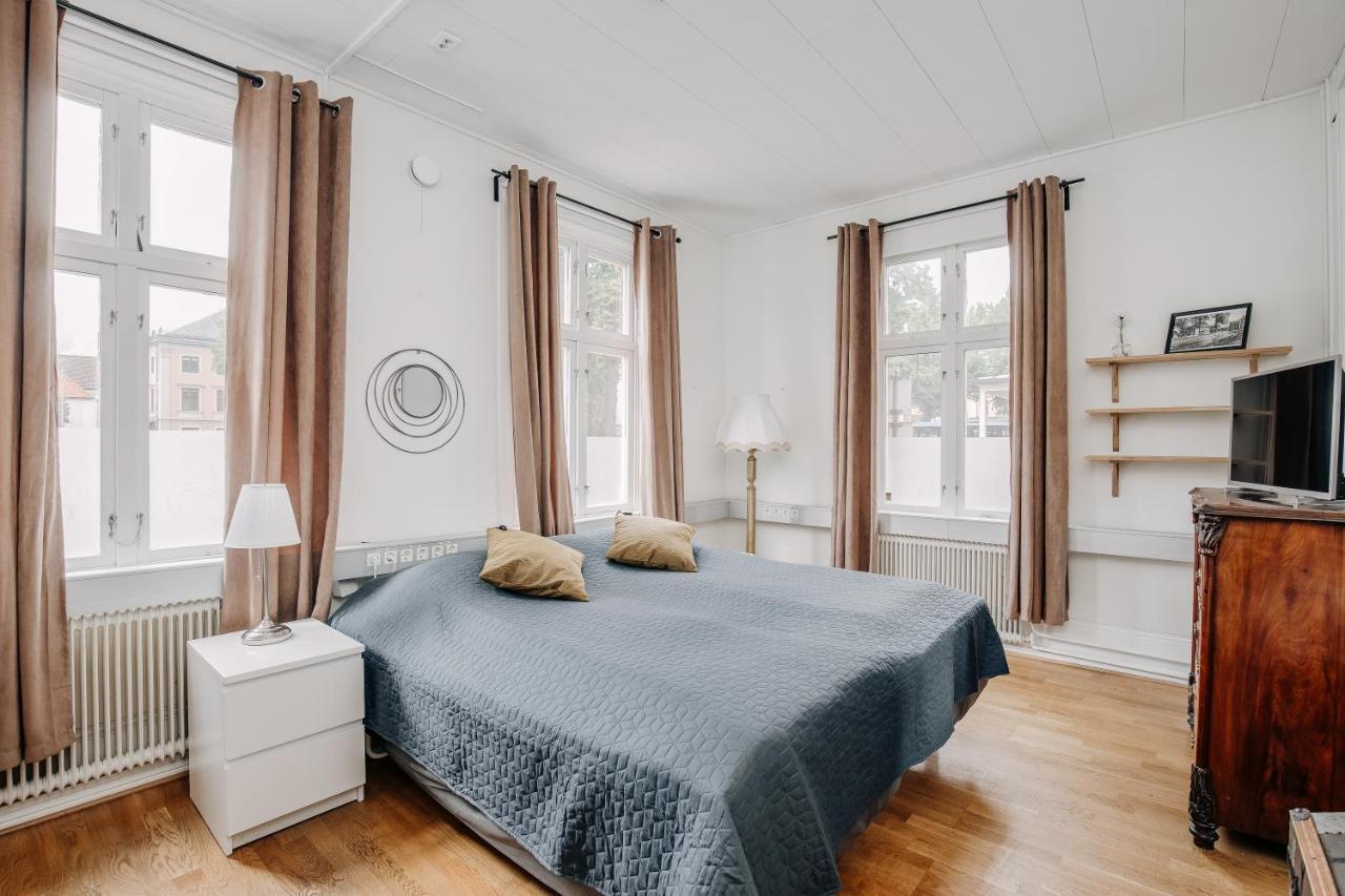 Jaernvaegshotellet B&B Skara Esterno foto