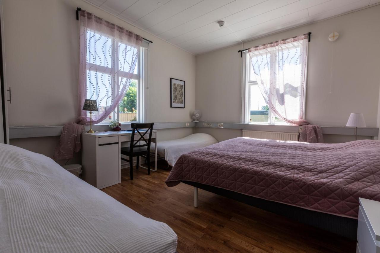 Jaernvaegshotellet B&B Skara Esterno foto