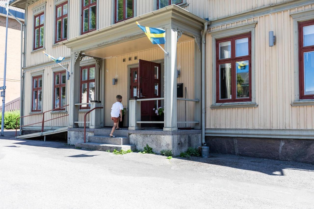 Jaernvaegshotellet B&B Skara Esterno foto